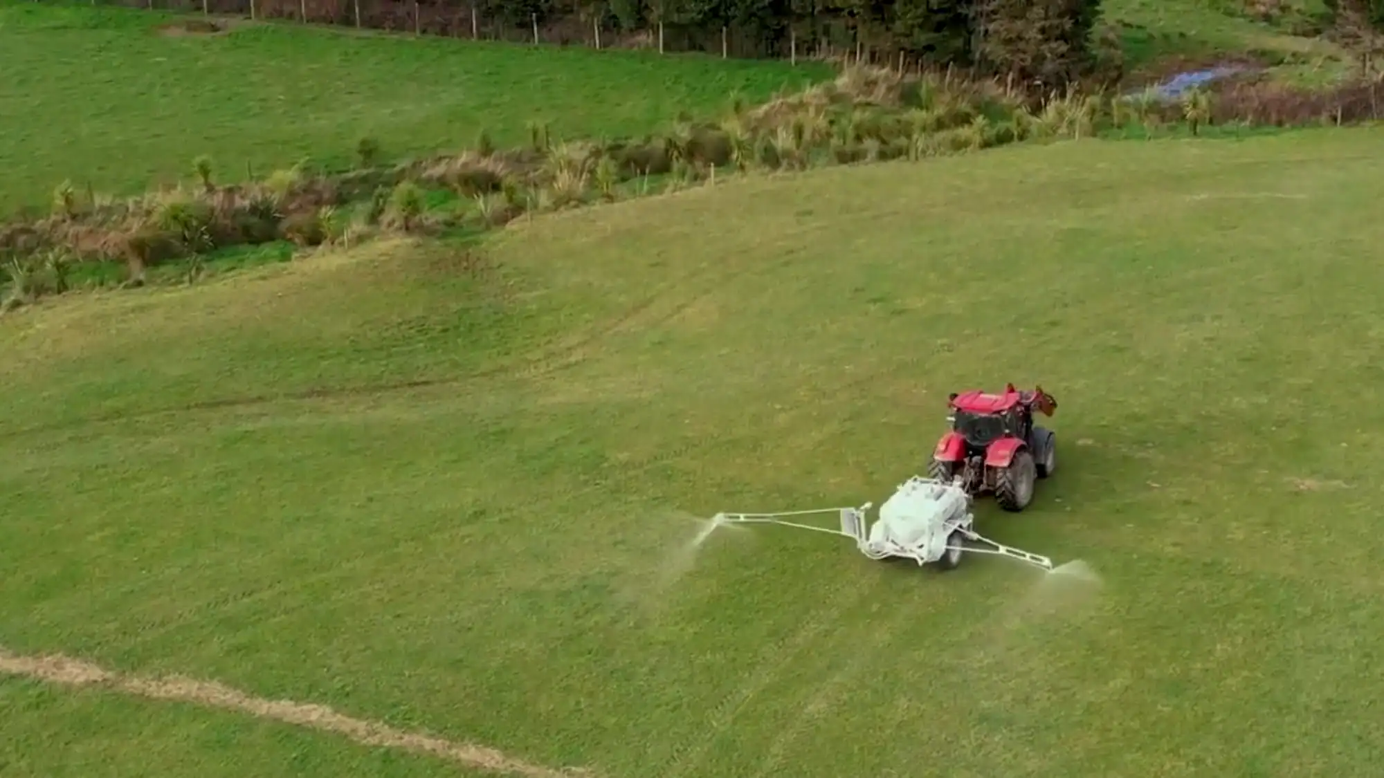 Tractor towing and Tow and Fert Multi 2800